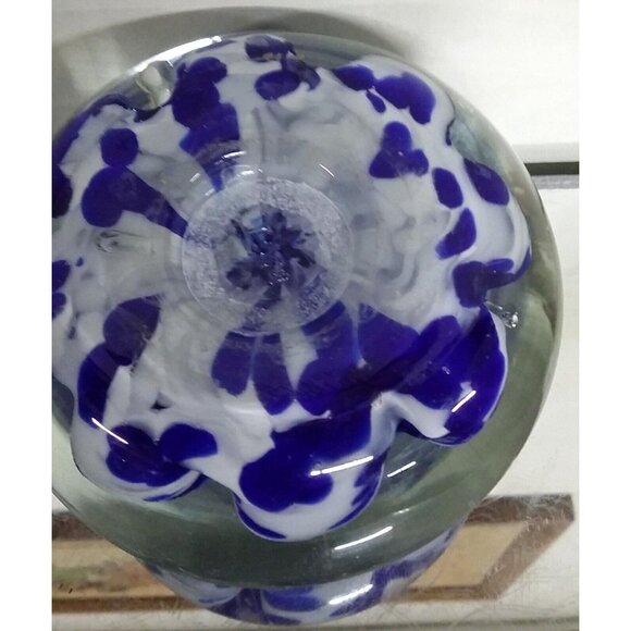 1973 St Clair White-Blue Flower Controlled Bubble Glass Paperweight NOS - Picture 3 of 3